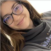 Estudiante de Medicina imparte clases de inglés y refuerzo a niños de primaria y ESO